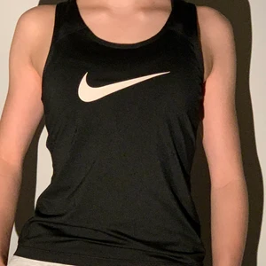 Nike tränings linnen - Två st superfina knappt använda Nike träningslinnen. Nypris 250 kr st! Säljer båda för 125kr eller bud:)