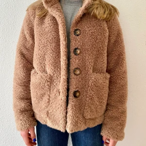 Teddyjacka  - Nästan oanvänd Teddyjacka från Object. Storlek 38. Använder i vanliga fall 36, så blir den lite oversize.