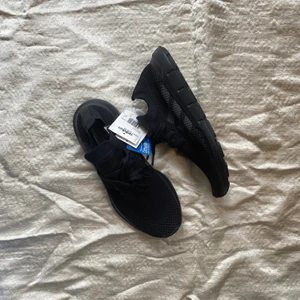 Adidas Swift Run PK - ⚡️ svarta oanvända adidasskor ⚡️ skickas med originalkartong 🌙 storlek 39 🌙 230kr + frakt ⚡️ åtsittande passform med stretchigt material ⚡️ originalpris 999kr