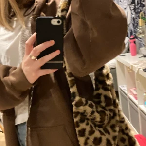 Fluffig leopardväska - Jättefin fluffig väska med lagom långt axelband💓 Jättefin och kan göra en hel outfit 🤍 Buda från 80 kr