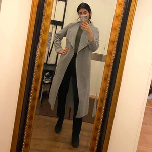 Grå kappa med knutband - Grå lång kappa med knutband (knutit bak på bilden). Säljes pga utrensning, har för mycket kläder som inte kommer till användning 🌸  storlek S 190kr exklusive frakt 🌸