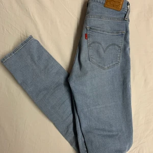 Levi’s jeans  - Säljer dessa fina Levis jeans då dom börjar bli försmå, de är långa å stretchiga i materialet 💜 säljer för 220+frakt 💞