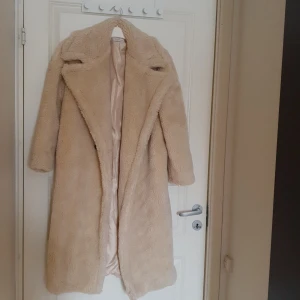 Kappa från Topshop - Säljer min otroligt varma kappa ifrån Topshop, storlek XS. Helt ny och oanvänd, inga hål eller annat märkvärdigt.