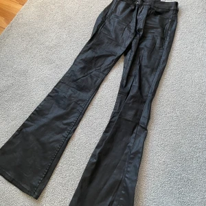 Skinn bootcut  - Säljer fina skinnbootcut från mango som inte kommer till användning 