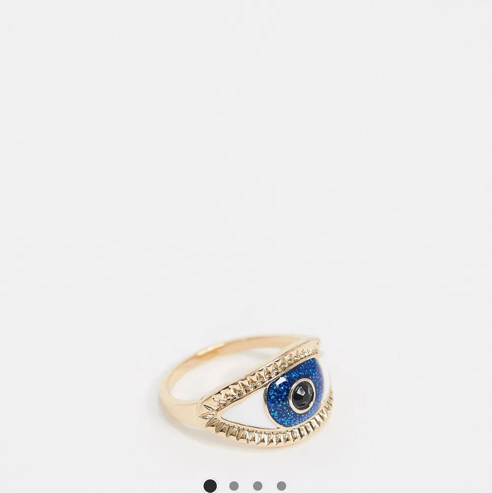 En as snygg ring från Asos som tyvärr inte passar mig! 👁. Accessoarer.