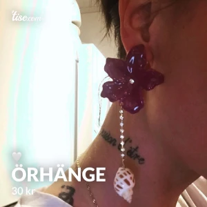 Örhänge med blomma strass snäcka 🤍 - Jätte fint 🙏