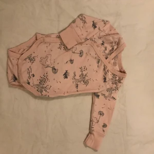 Body från Lindex  - Body från Lindex i storlek 56, fint skick, djur finns i hemmet 