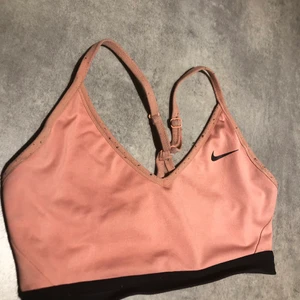 Sport-bh - En supersnygg rosa nike sport-bh. Säljer pga har blivit för liten. Köparen står för frakten.