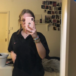 Skjorta från Ralph Lauren - Två skjortor från Polo Ralph Lauren. Den gråa är i storlek M, den svarta i storlek XL. Köp en för 75, eller båda för 100kr💕💕 inga fläckar eller defekter. inte längre min stil, därav säljer jag