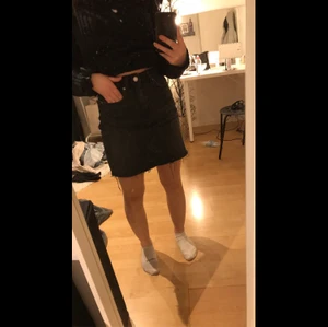 Jeans kjol - Säljer en jätte fin svart jeans kjol ,tyvärr är den för liten på mig ! 