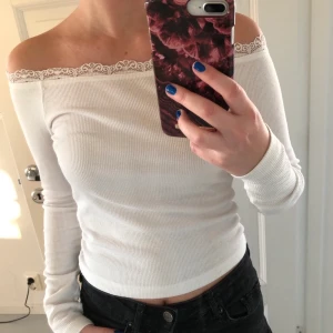 Off shoulder topp med spets - Fin off shoulder topp från bik bok i storlek XS, med en spets kant som går runt hela tröjan. Köparen står för frakten. 
