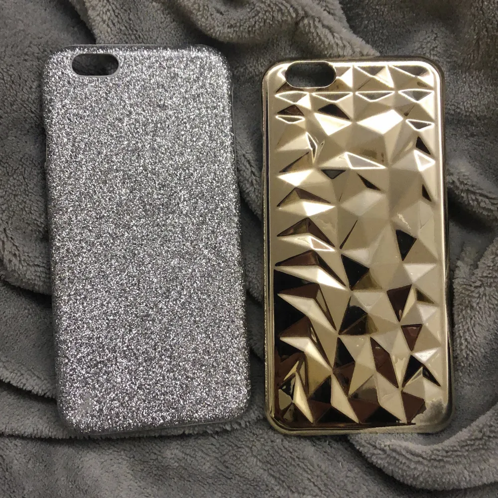 Säljs styckvis eller tillsammans. Pris nedanför är styckvis. Till iPhone 6/6s. Det till vänster är silvrigt med glitter och det till höger är gulligt med lite bucklig textur. Pris kan diskuteras. Fraktas i mitt eget paket gratis, frimärke kostar 12kr. . Övrigt.