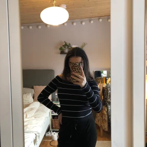 Randig offshoulder-tröja s - Randig offshoulder-tröja från HM i bra skick