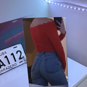 Off shoulder tröja - Jätte söt röd off shoulder tröja från bikbok i storlek S. Använd några gånger och jättebra skick. Jätte mjuk och skön att ha på sig. Säljer den för 70kr+frakt 