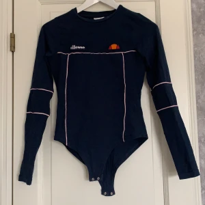 Ellese body S - Säljes pga kommer inte till användning! Köpt på JD sports, sparsamt använd🖤 frakt tillkommer! 