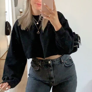 Så fin svart croppad sweatshirt - Så fin svart croppad sweatshirt som passar både till vardags och till att träna i, köparen står för frakt💕