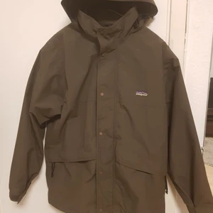 Patagonia content over goretex jacka - Säljer min patagonia content goretex, vind och vattentät alltså, den är mörkgrön och sitter väldigt bra och bra skick