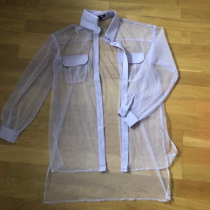 Tröja, storlek XS-S - Skit cool tröja i lavendel. Den går att matcha på många olika sätt, jag personligen brukar ha crop tops under den och det sett fett gulligt ut tillsammans. 