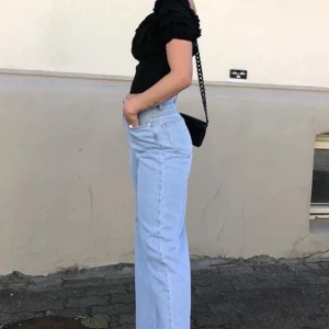 Trendig Topp från NA-KD x Anna Nooshin 😇 - Trendig Topp från NA-KD x Anna Nooshin! Toppen är i strl 36, säljes för 120kr eller högsta bud! Frakt tillkommer på 63kr spårbar! Pm vid intresse eller eventuella frågor 😁