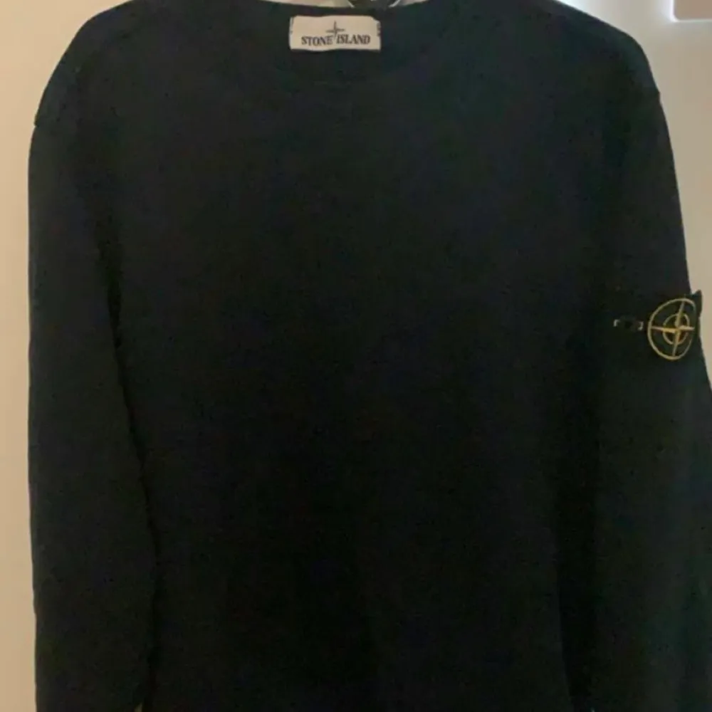 Säljer denna superfina marinblåa Stone Island sweatshirten! Ser svart ut på första bilden pga dåligt ljus men swipe för hur färgen egentligen ser ut. Sista bilden är från hemsidan. Köpt för 2300kr, säljer för 1300kr! Storlek Medium. Tröjor & Koftor.