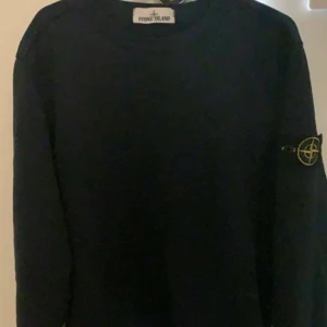 Stone island sweatshirt - Säljer denna superfina marinblåa Stone Island sweatshirten! Ser svart ut på första bilden pga dåligt ljus men swipe för hur färgen egentligen ser ut. Sista bilden är från hemsidan. Köpt för 2300kr, säljer för 1300kr! Storlek Medium