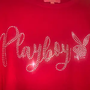 Äkta Playboy Bunny tröja köpt i butik för ca 800kr (på rea) riktigt skönt material, inte cashmere men känns påriktigt som det😍. Alla stenar är kvar - tröjan har inga defekter 