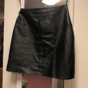 Skinnkjol  - Skinnkjol (fejk såklart) från Missguided. Jättefin och väldigt bra passform. Står storlek 38, men eftersom den är stretchig skulle jag säga att den passar alla mellan 34-38! 