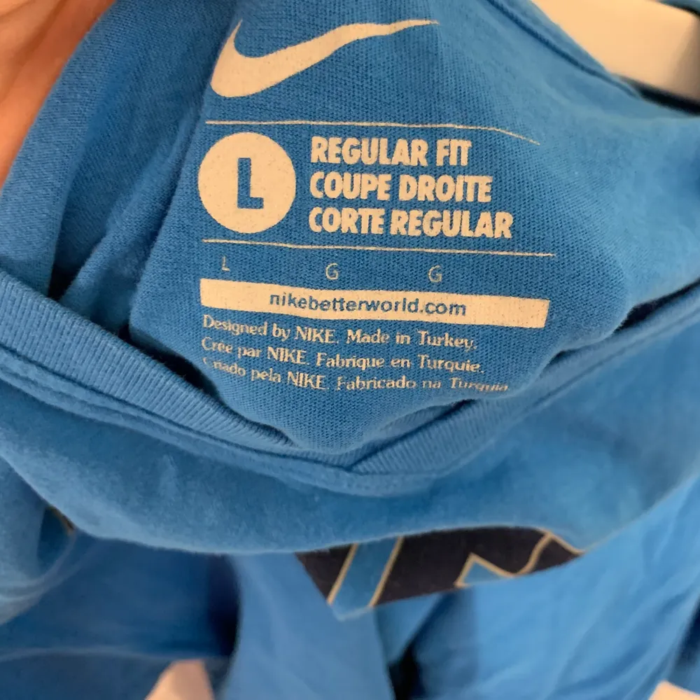 Blå t-shirt från Nike. Fint skick. . T-shirts.
