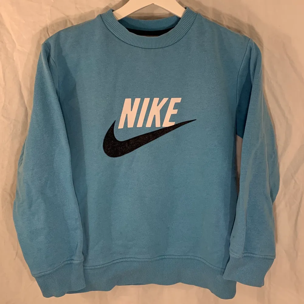 Ljusblå Sweatshirt med tryck från Nike. Fint skick. . Hoodies.