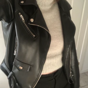 Zara bikerjacka - Säljer denna snygga jacka från zara! I fint skick och använd en del. Säljer då den ej kommer till användning längre. Köptes i L då jag ville ha den lite mer ”oversize” men passar mycket fint till S såväl M. Är själv en S i överdel. Finns ej kvar på hemsidan! 250eller buda. Köptes för 599 i somras. Köparen står för frakt.