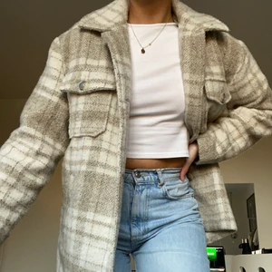 Jacka - Rutig jacka 🤍 Riktigt fint!