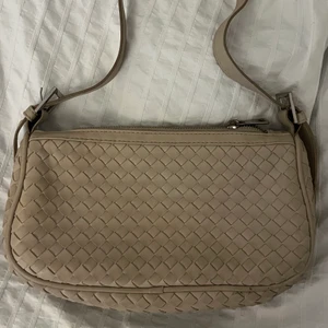Beige Väska - (Hittade ingen bild på väskan i rätt färg) Slutsåld väska från ginatricot.