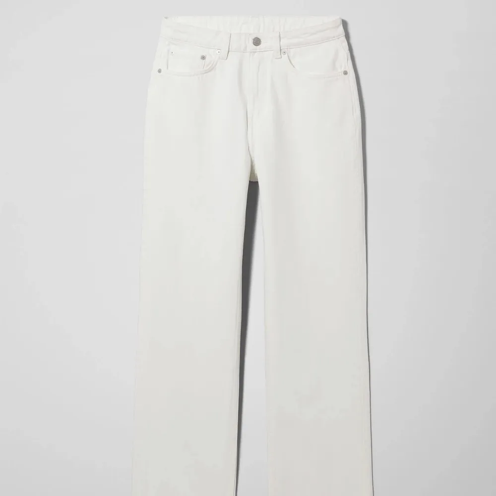 Super snygga jeans i en vit tvätt från Weekday som passar till allt!! Jeansen är i stolek W26 L30 och i modellen Voyage⚡️ Kontakta mig för mer information och eventuella bilder💓💓 frakt tillkommer 50kr. Jeans & Byxor.