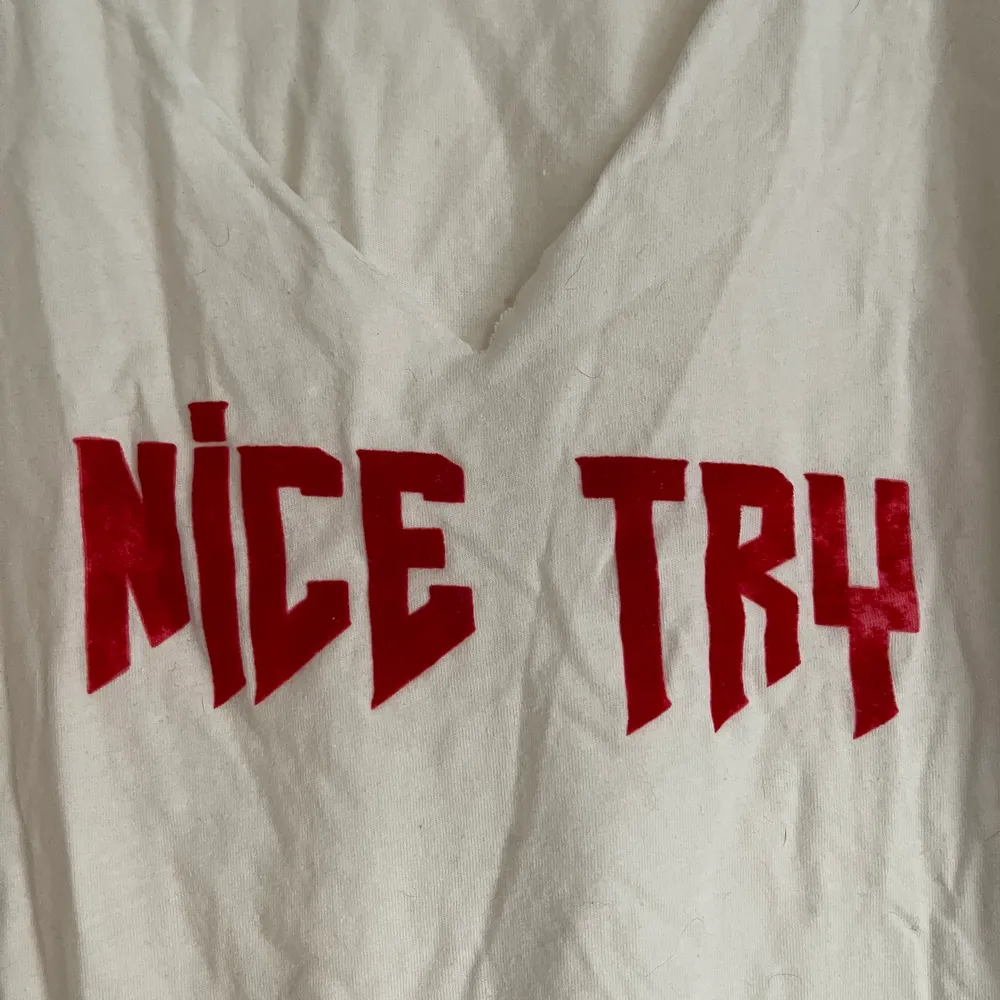 En vit T-shirt med röda texten NICE TRY. En kaxig tröja som går att styla till dem flesta tillfällen! Tyvärr är tröjan skrynklig då den legat i en låda för länge.. T-shirts.