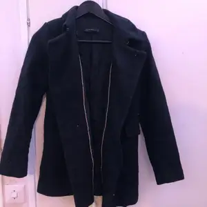 En svart kappa från Zara som är super snygg och skön 💕