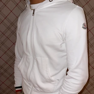 Moncler kofta dam/herr - Superfin Äkta vit moncler kofta, herr modell men passar tjejer också!! Kvitto finns. köpt i Room1006 för 4799kr