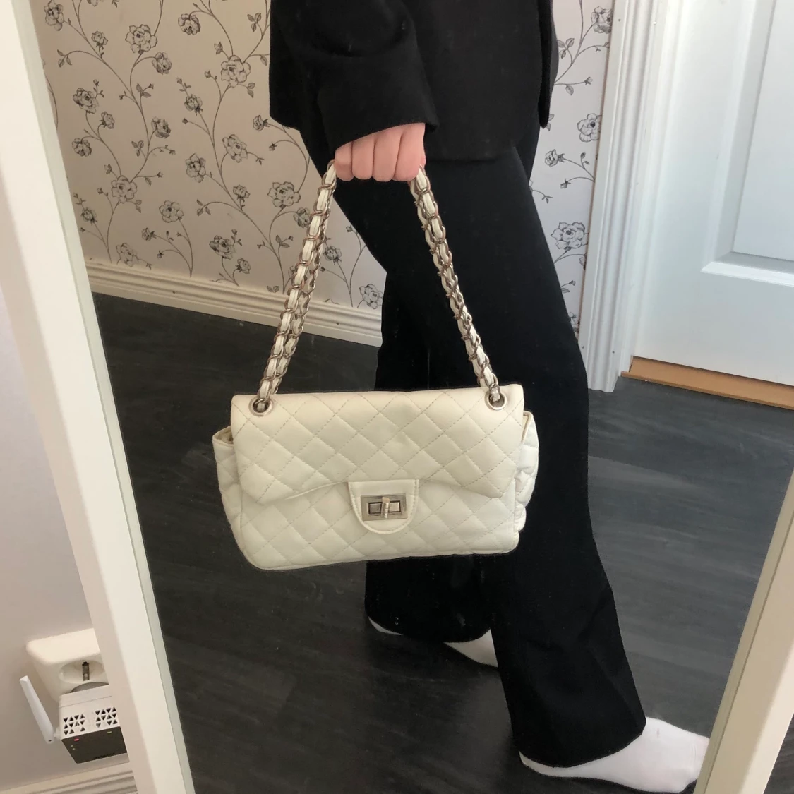 Vit väska med silverkedja  - 90