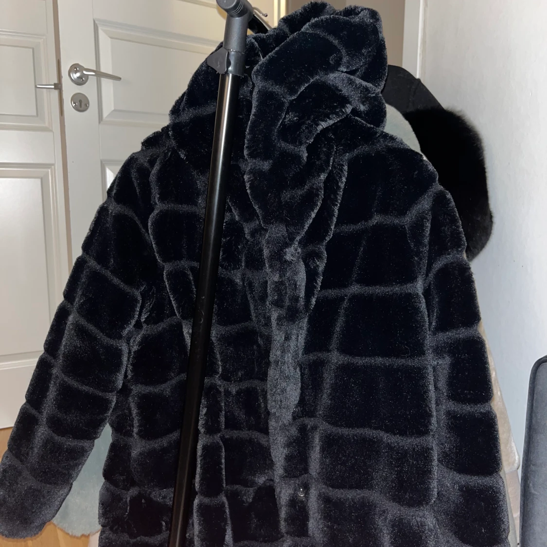 Svart pälsjacka med stor huva - 90