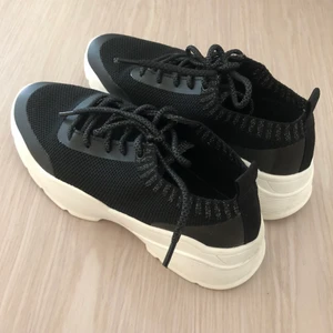 Sneakers - Svarta sneakers med hög stabil sula 🤍 reflex detaljer 