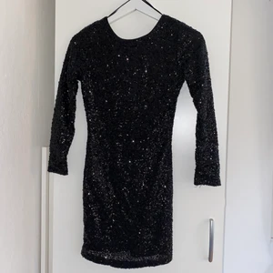 Glitterklänning Strl 36 - Glitterklänning från HM, använd endast 1 gång. Storlek 36 men passar även som en 34