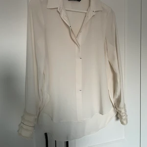 Skjorta Zara - En jätte fin skjorta från Zara med fina detaljer på ärmen. Strl XS.