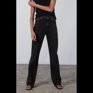 Zara full length jeans - Svarta snygga jeans, säljer då de inte passade mig. Helt nya med prislapp kvar, hör av dig om du har frågor, pris kan såklart diskuteras ⚡️💓