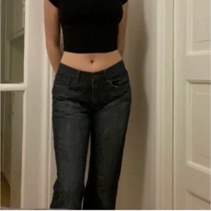Midwaist jeans - Jeans köpta sh, säljer pga lite för korta för mig som är 1,75. Står storlek W32, L32, passar mig som brukar ha st 38!  Dom är lite utsvängda o bara att skriva om man vill ha fler bilder<3