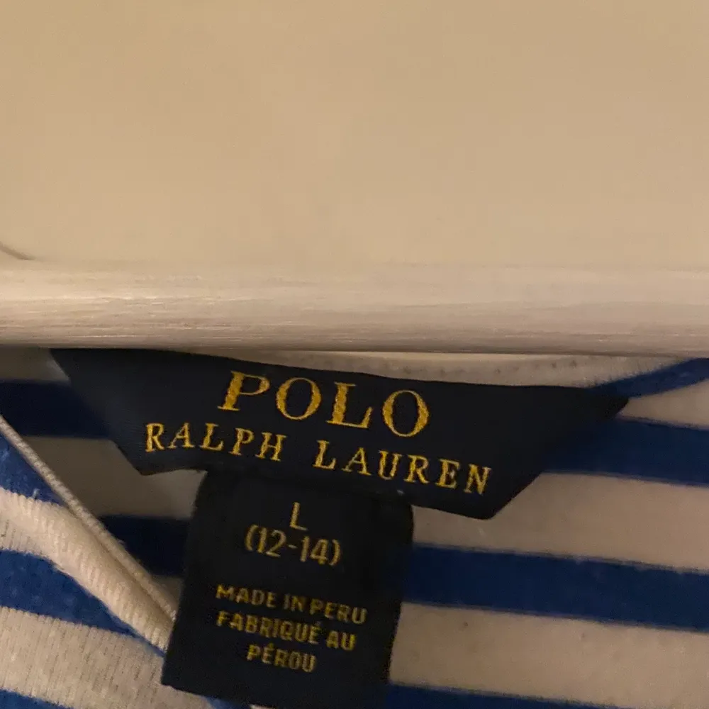 Oanvänd Ralph Louvren tröja, köpt för 499kr säljer för 200kr, trekvarts ärm, lite croppad . Toppar.