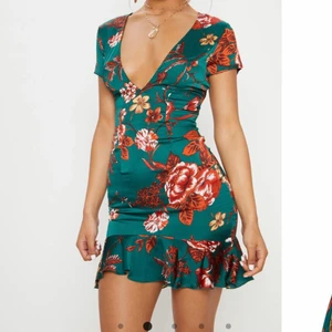 Klänning  - Säljer min fina klänning från prettylittlething för 150kr 