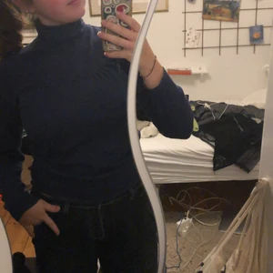 Blå polotröja  - Fin blå polotröja i gott skick! Som bilden visar har tröjan glittriga detaljer. Köpt second hand, men aldrig buren av mig. Köparen står för frakt. 🍄🍁🎃