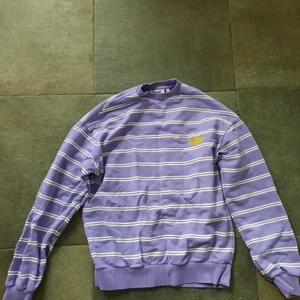 Sweatshirt  - Sweatshirt från junkyard i storlek xs. Den är i bra skick och oversized så passar s också skulle jag säga 