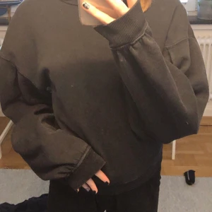 Tjocktröja - LÄS BIO! 🌚 Mörkgrå tjocktröja i super skick. Tröjan är inte smutsig det är min spegel. Använd 5-10 gånger och köptes för ca ett år sen då orginalpriset var 200kr på h&m. Lite lite puffaktigt på ärmarna! Ganska kort modell.