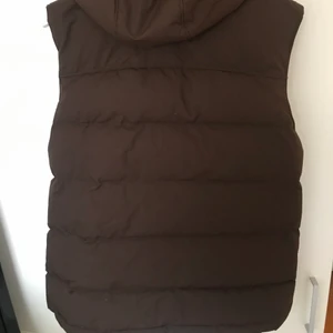 Brun väst - Brun dunväst med avtagbar luva😁 Passar S-M bäst om man vill ha en lite mer oversized fit. Köp direkt för 400☺️