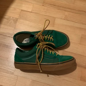 Vans  - Ass coola vans! Tyvär används dem inte tillräckligt och säljer därför dem 😃 bra sick inga slitningar eller defekter. Skriv vid fler frågor! Sitter bra på foten och är Super sköna👍 ett par gröna extra skosnören försöker också med. ( syns dåligt på bilden men snörena är i samma gröna färg som skorna)  köparen står för frakt 🚚 